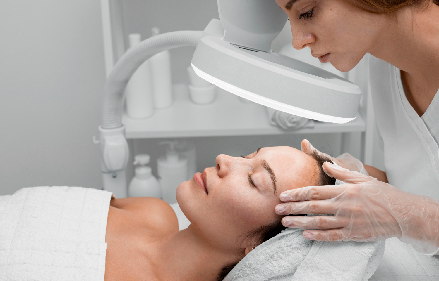 TRATAMIENTO REESTRUCTURANTE DE VOLUMEN FACIAL 1 TRATAMIENTO REESTRUCTURANTE DE VOLÚMEN FACIAL